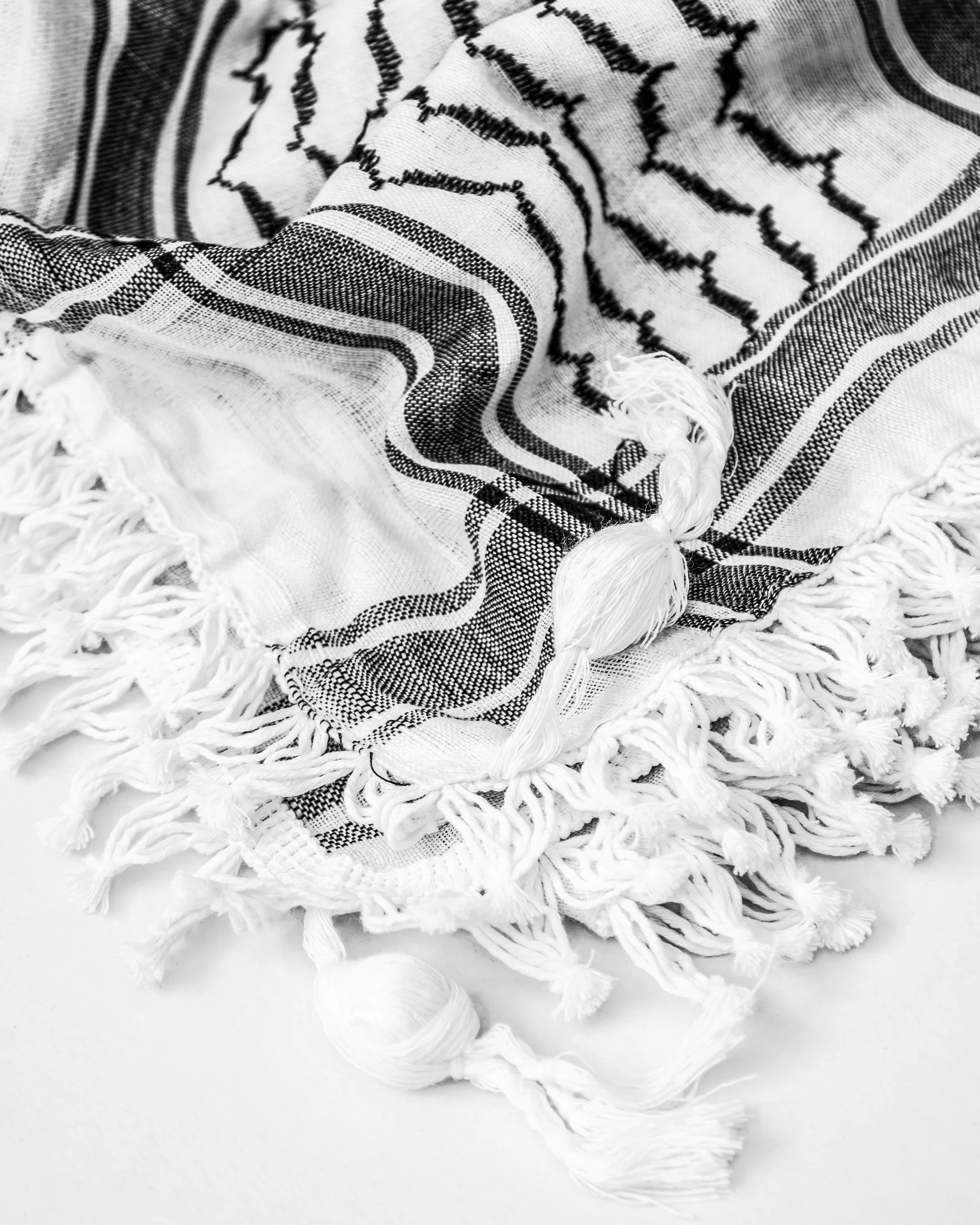 Black & White Hirbawi® Kufiya - Image 8
